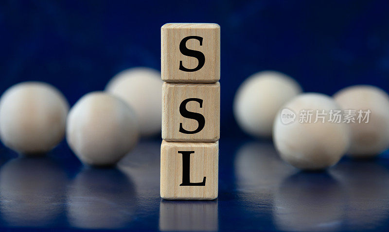 SSL -首字母缩略词木制立方体上的蓝色背景与木球